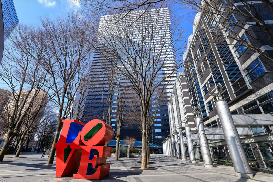 新宿の「LOVE」オブジェの後ろにあるビル